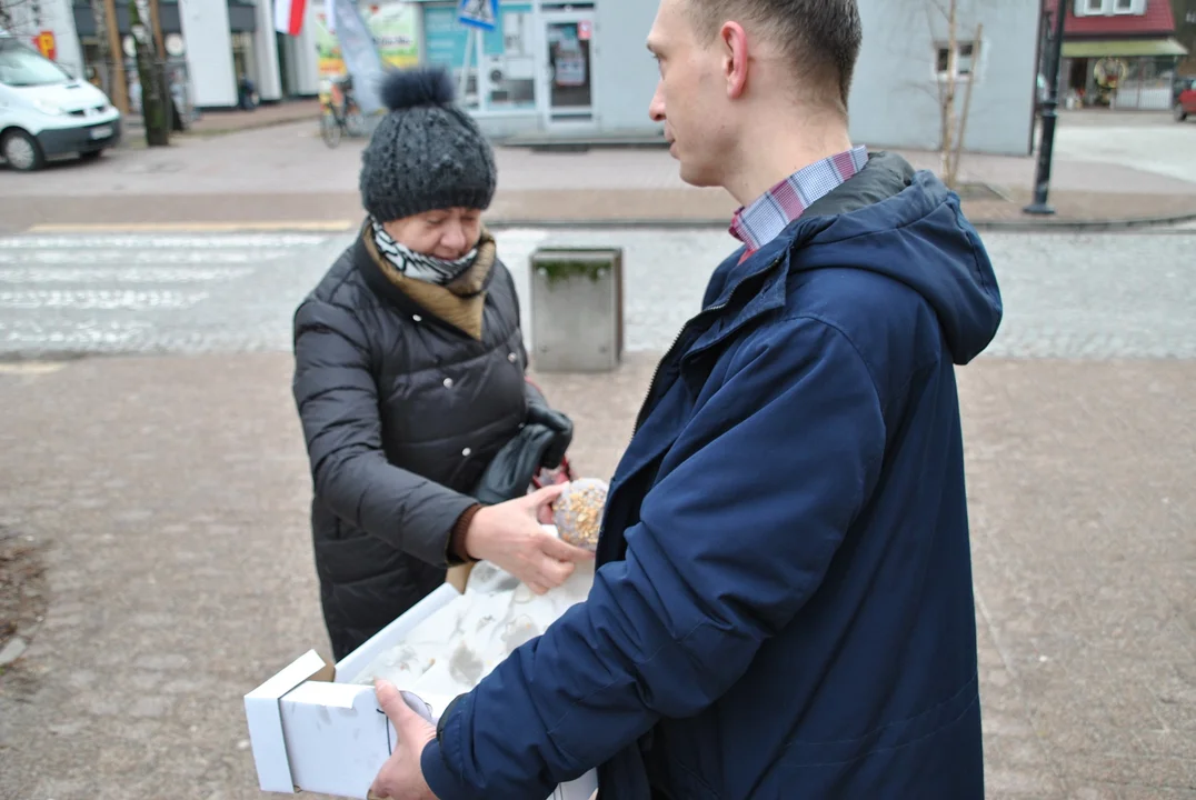 Radny Michał Kramek rozdawał dziś w Poniatowej pączki