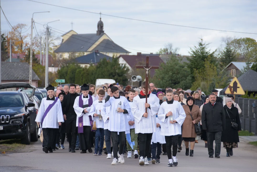 Dzień Wszystkich Świętych na cmentarzu w Okrzei (ZDJĘCIA) Wspólna modlitwa za zmarłych i dziękczynienie za świętych - Zdjęcie główne