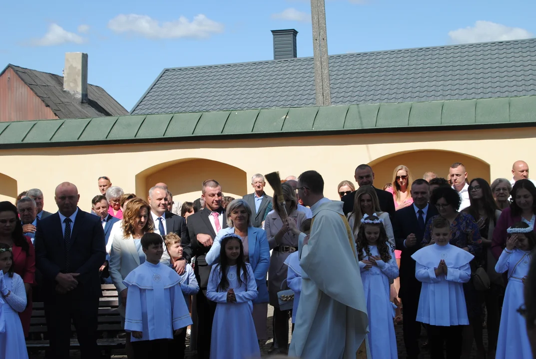 Uczniowie z klas III A i III C z SP nr 2 w Opolu Lubelskim przystąpili do I Komunii Świętej 3 czerwca o godz. 10