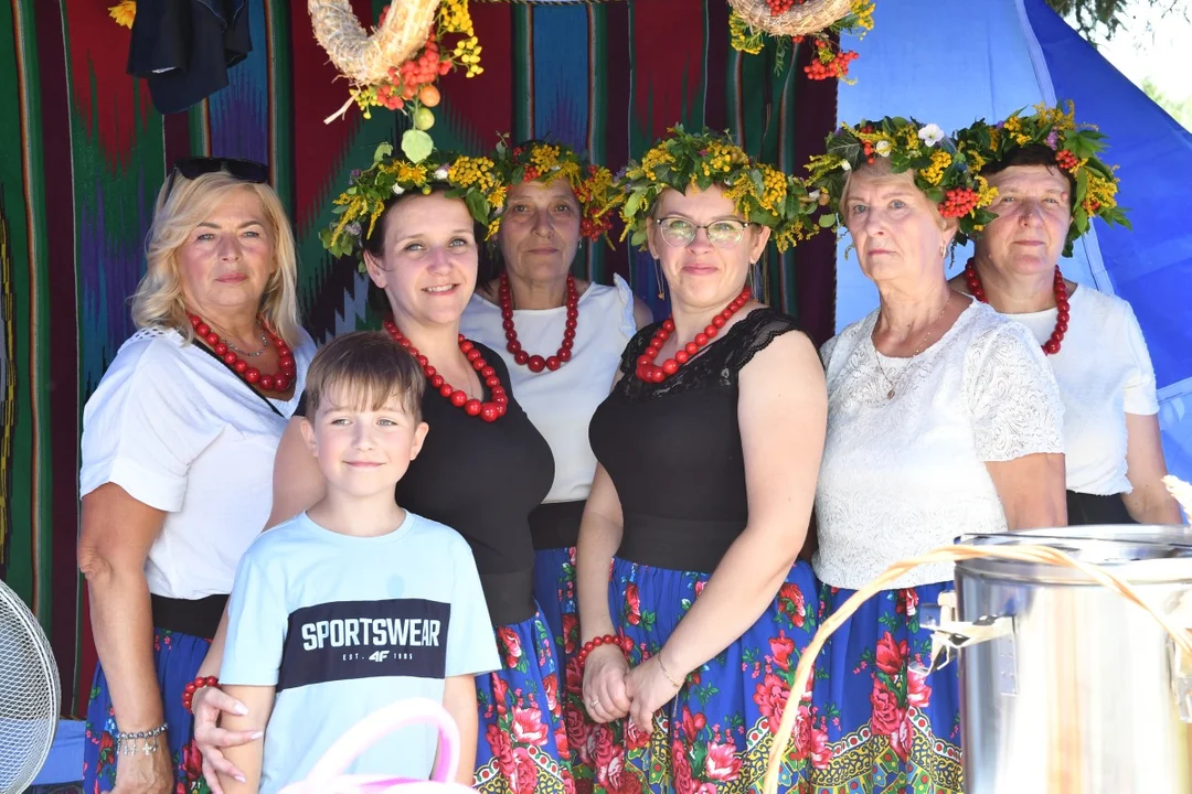 Dożynki w gminie Trzebieszów. Zawody w siłowaniu się na rękę i konkursy na najładniejsze podwórko - Zdjęcie główne