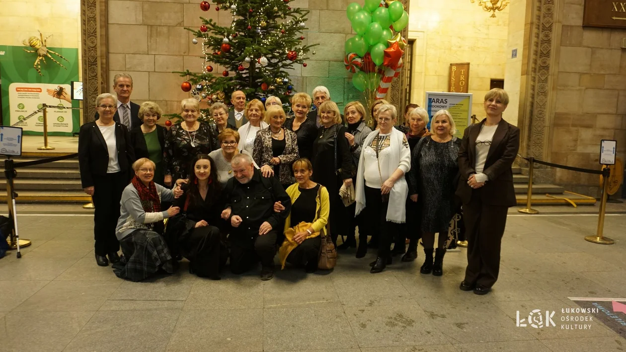 Wyjazd seniorów z Łukowskiego Uniwersytetu Trzeciego Wieku do Teatru 6. piętro w Warszawie