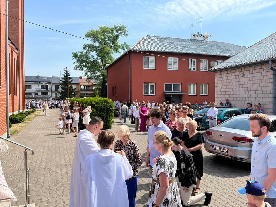 Procesja Bożego Ciała w parafii Matki Kościoła w Łukowie