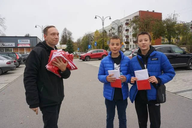 Poniatowa: Flagi rozeszły się w kilka minut. Jak świeże bułeczki (ZDJĘCIA) - Zdjęcie główne