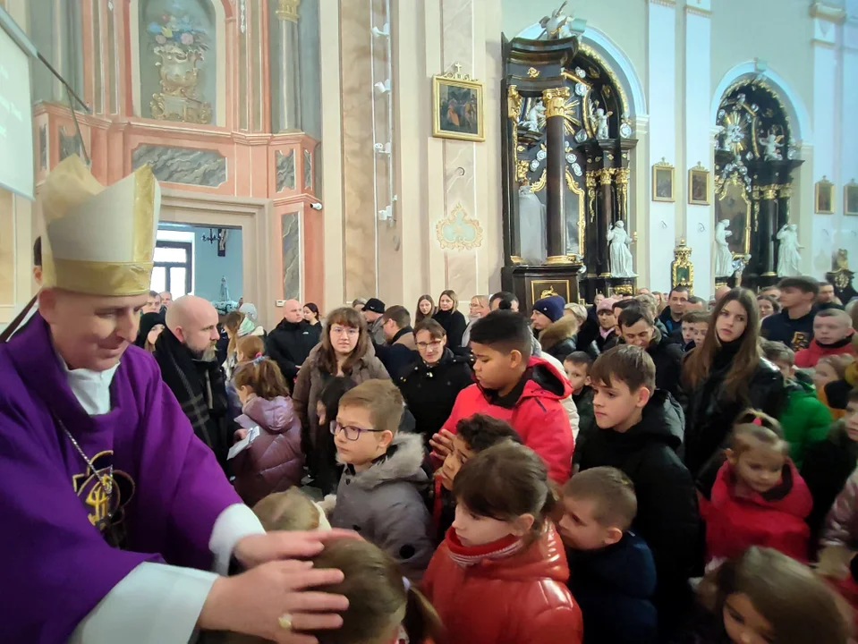 Dzieci z rodzicami modliły się podczas mszy św. z udziałem Bpa Grzegorza Suchodolskiego. Błogosławieństwo przez nałożenie rąk