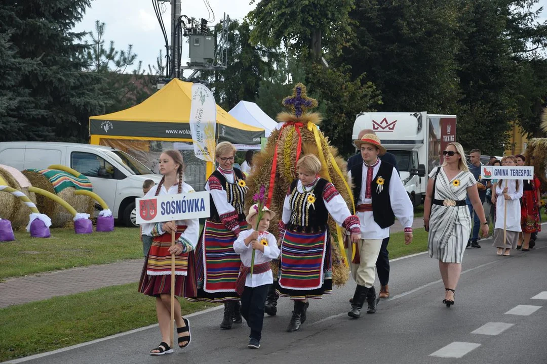 Dożynki Powiatowe w Drelowie 2023. Korowód i prezentacja wieńców