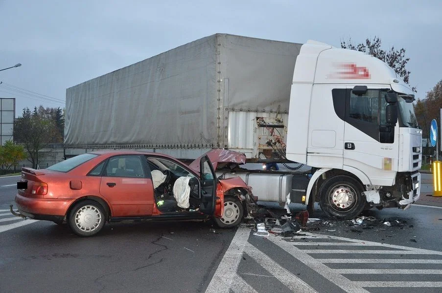 Powiat bialski: Groźna kolizja na skrzyżowaniu. Osobówka zderzyła się z ciężarówką - Zdjęcie główne