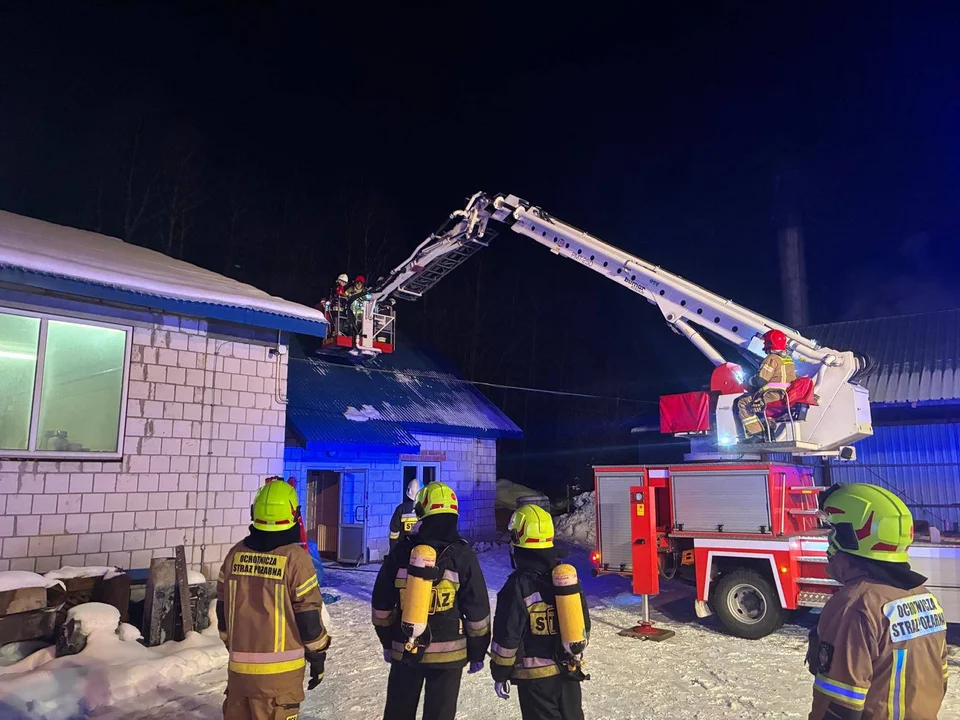 Pilne! Pożar w gminie Biłgoraj. Ogień na poddaszu (foto) - Zdjęcie główne