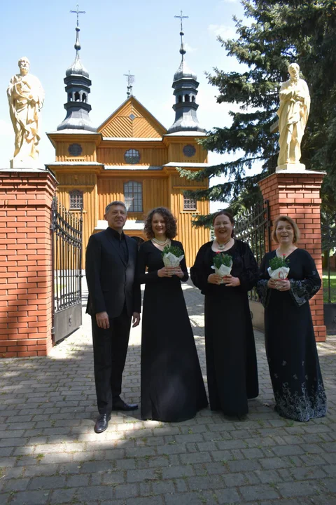 Donne Armoniche z Krakowa i Kościół w Ostrówkach i ,,Perły z klasztornej szkatułki "