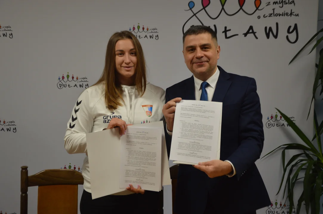 Podpisanie umowy pomiędzy Malwiną Kopron a Miastem Puławy