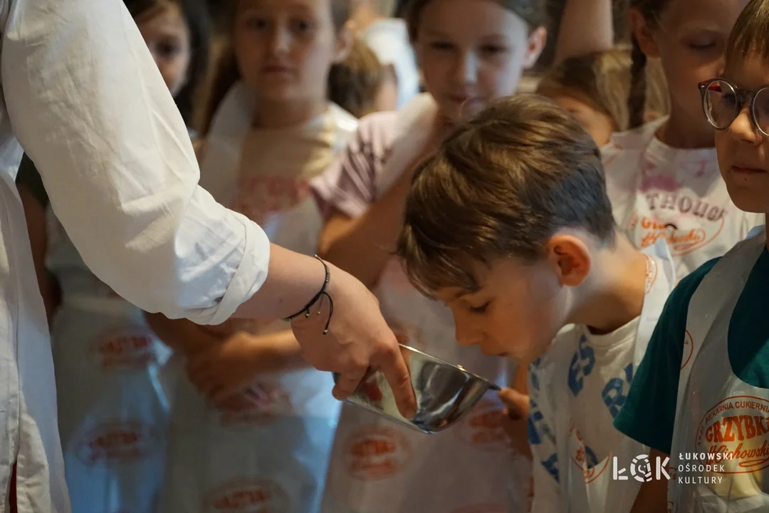 Wakacje z ŁOK. Dzieci piekły własne bułki, chałki oraz pizzę