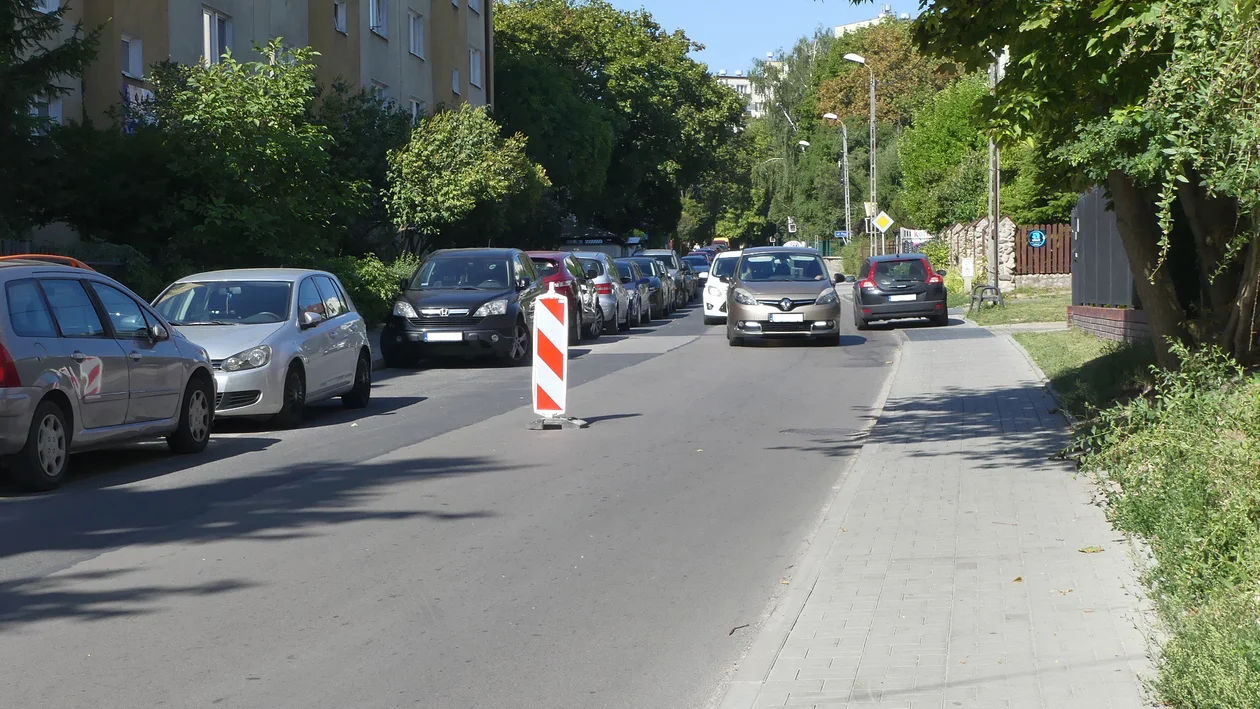 Lublin. Kierowcy muszą jechać "bokiem". Zapadł się kawałek jezdni. Zdjęcia - Zdjęcie główne