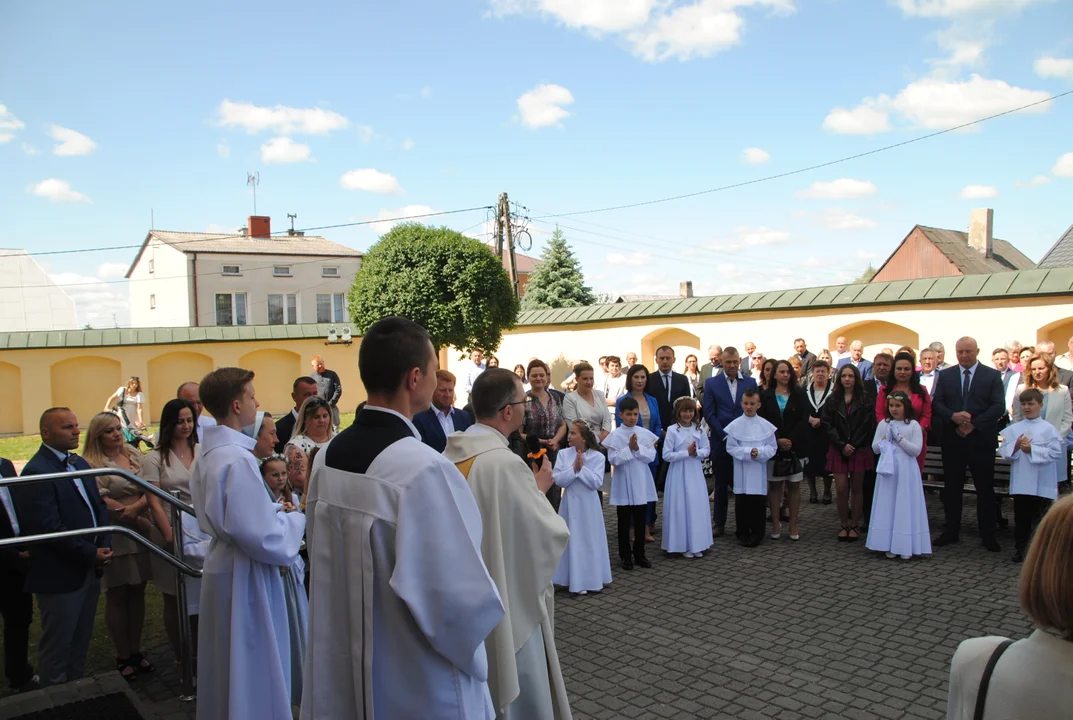 Uczniowie z klas III A i III C z SP nr 2 w Opolu Lubelskim przystąpili do I Komunii Świętej 3 czerwca o godz. 10