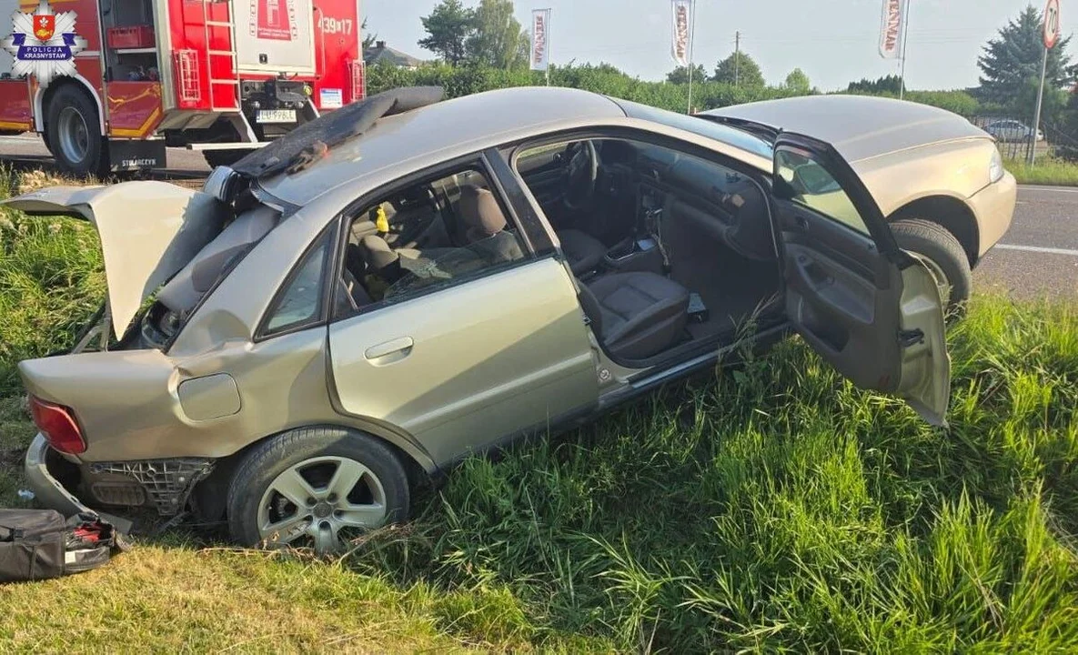 Lubelskie: Chwila nieuwagi na DK17. Mercedes uderzył w dwa auta