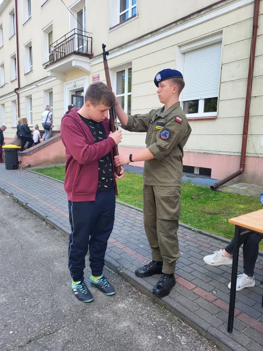 Dzień otwarty w Zespole Szkół w Radoryżu Smolanym (ZDJĘCIA) Goście mogli poćwiczyć strzelanie i musztrę