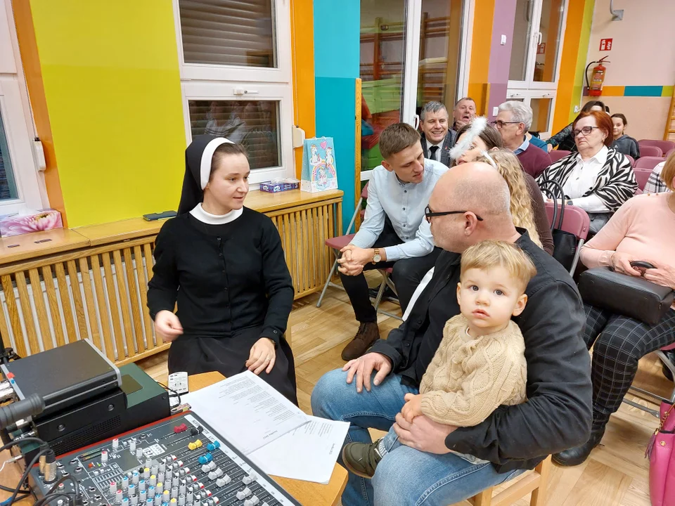 Jasełka w Przedszkolu Sióstr Nazaretanek w Łukowie (ZDJĘCIA). Dla babć i dziadków z okazji ich styczniowego święta