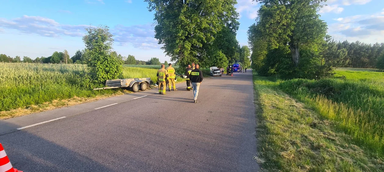 Wypadek pod Serokomlą. 19-latek uderzył w drzewo