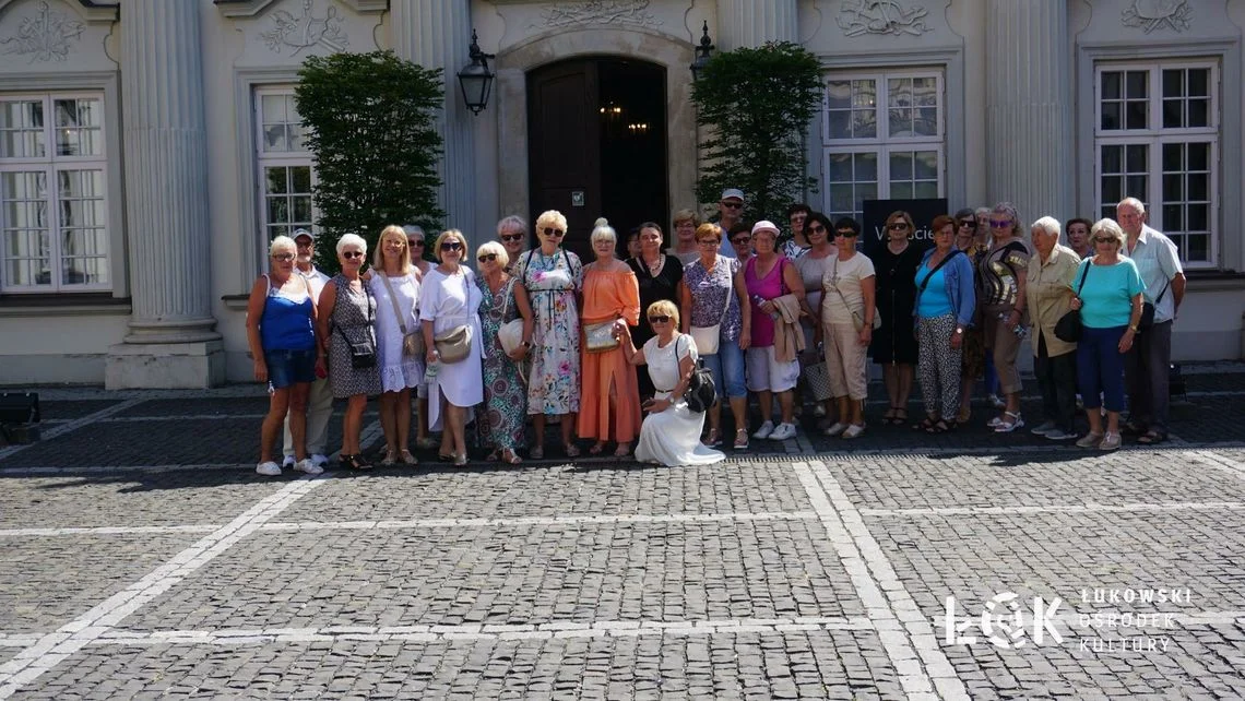 Seniorzy z Łukowa na wycieczce w Stolicy. Zwiedzili Zamek Królewski i Muzeum Narodowe w Warszawie - Zdjęcie główne
