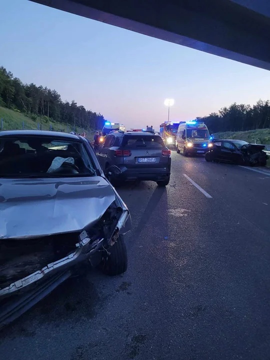 Groźny karambol trzech aut na S17. Trzy osoby w szpitalu