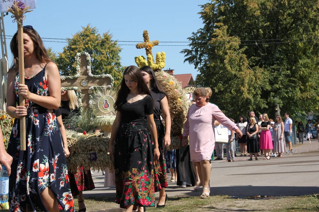 Tłumy na dożynkach w Krzywdzie. Wieńce, turniej sołectw i disco polo