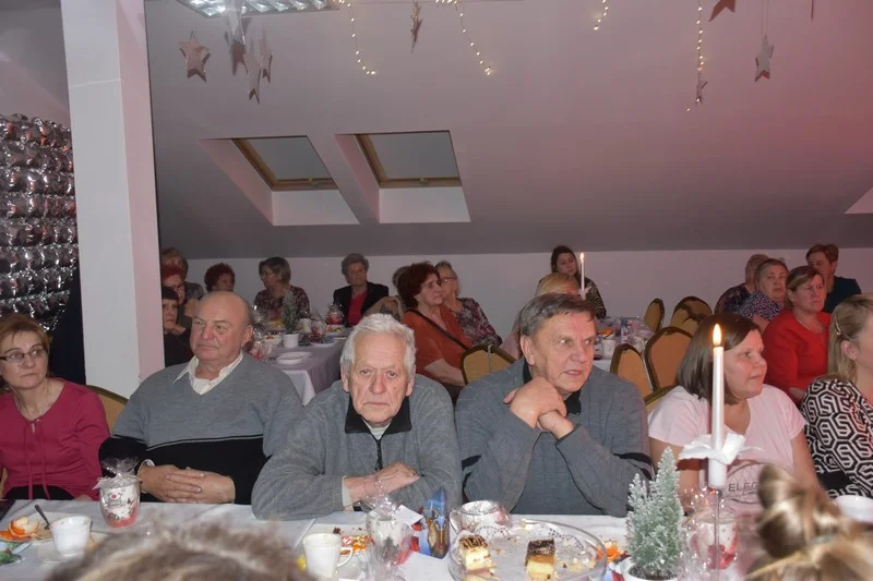 Setka gości na Mikołajkach w bibliotece w Krzywdzie (ZDJĘCIA). Udane spotkanie mieszkańców