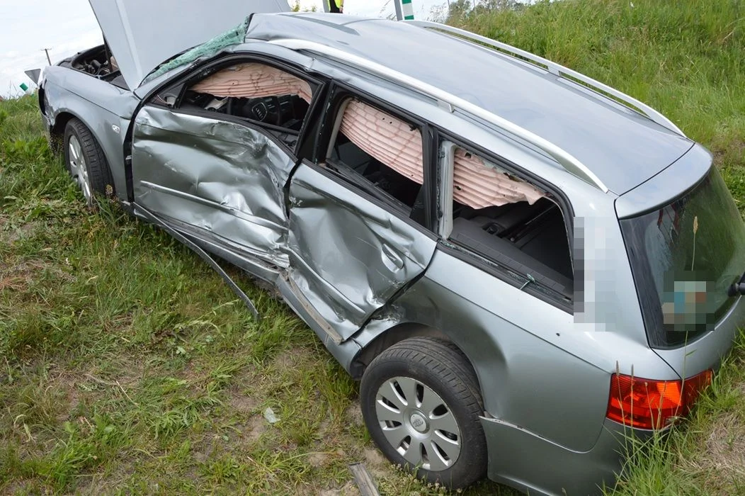 Powiat bialski: Dwa wypadki jednego dnia, 4 osoby ranne. Jednoślad w rowie, zderzenie Audi i busa z 22 pasażerami
