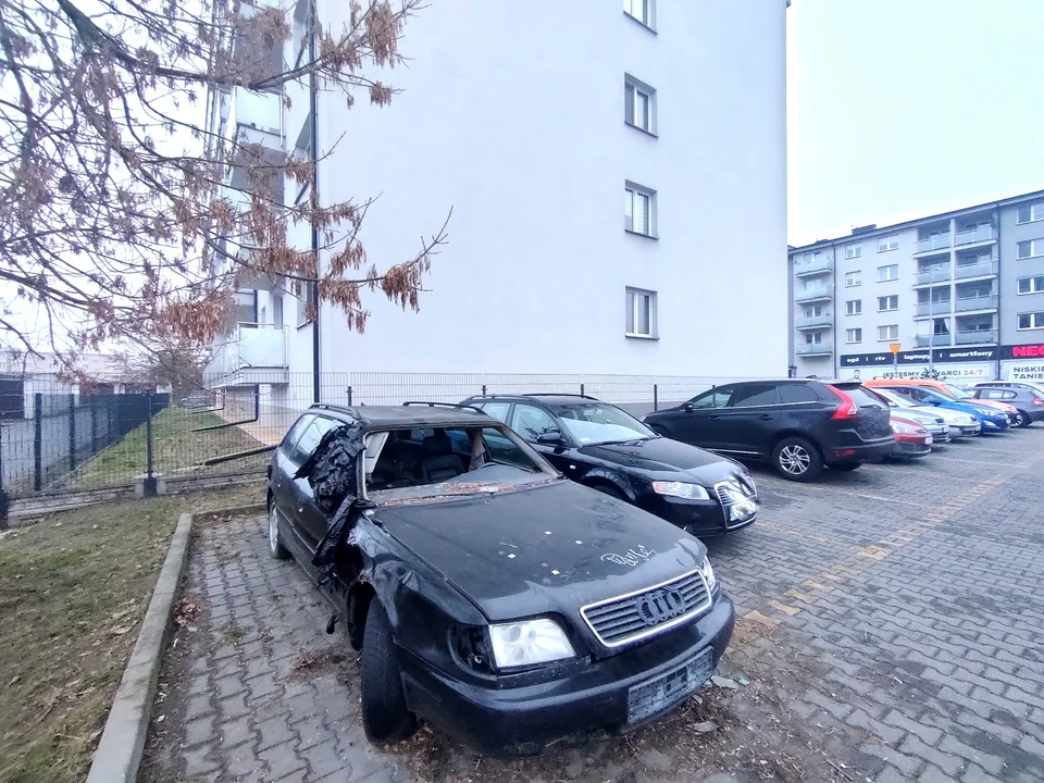 Wrak od kilku miesięcy zajmuje miejsce na parkingu. Kto ma go usunąć? - Zdjęcie główne