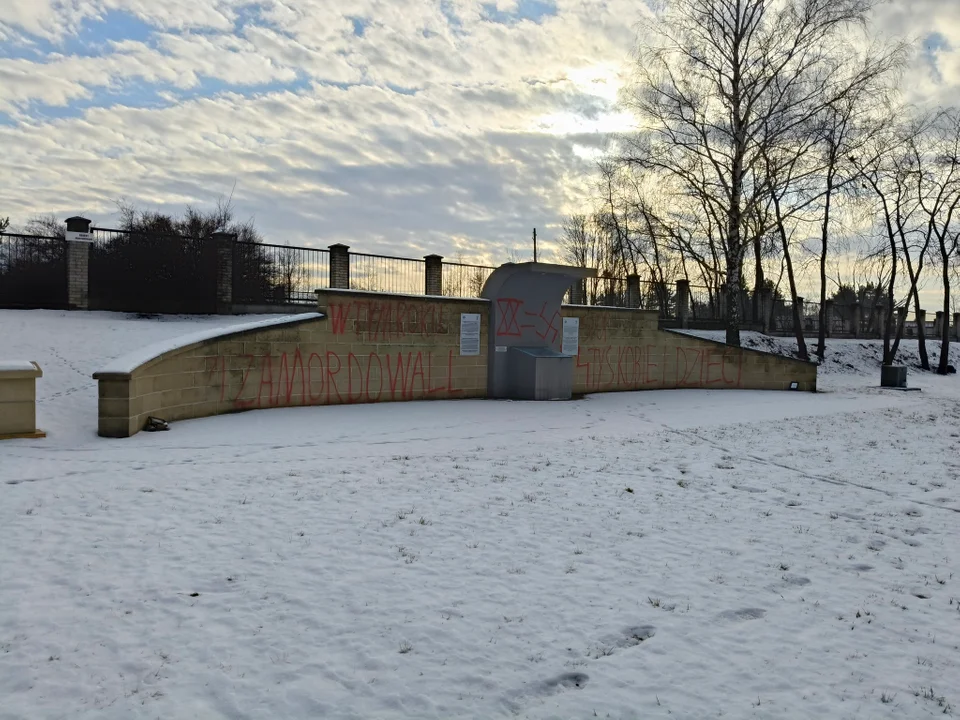 Zdewastowany cmentarz żydowski w Biłgoraju