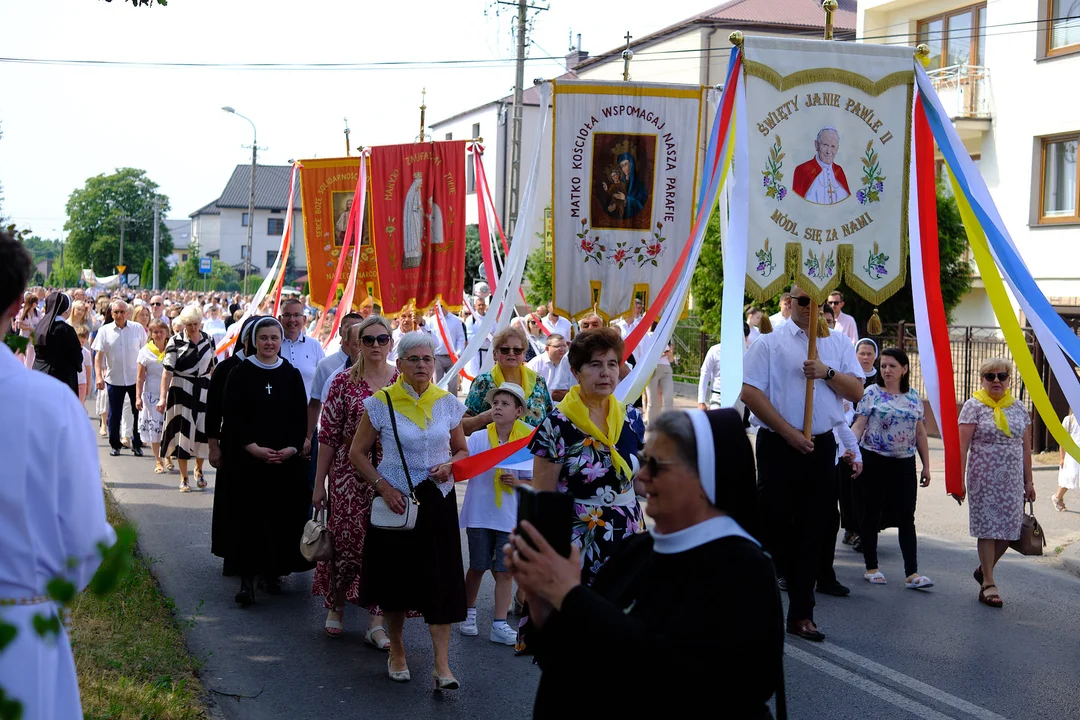 Procesja Bożego Ciała w parafii Matki Kościoła w Łukowie