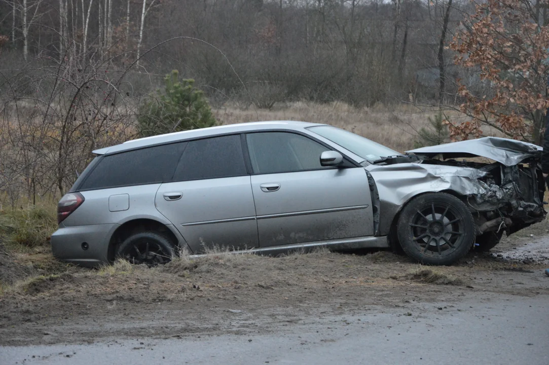 Czołowe zderzenie samochodów w Dąbrowie Wronowskiej