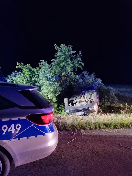 Powiat łukowski: Dachowanie samochodu osobowego. Jechały nim 3 osoby