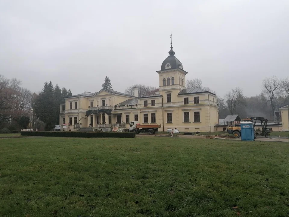 W Kluczkowicach trwają prace związane z renowacją zespołu pałacowo-parkowego