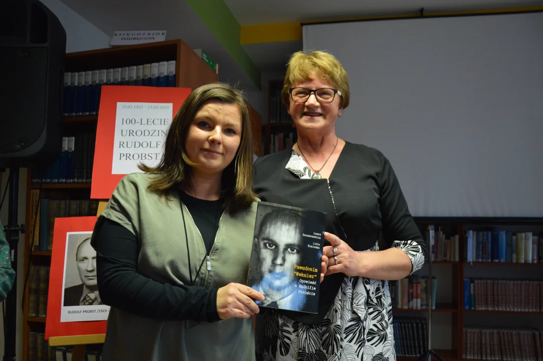 W Miejskiej Bibliotece Publicznej książkę  ,, Pseudonim Weksler. Opowieść o Rudolfie Probście" napisaną wspólnie z Lidią Zielonką, promowała wnuczka , Laura Barszczewicz - Zdjęcie główne