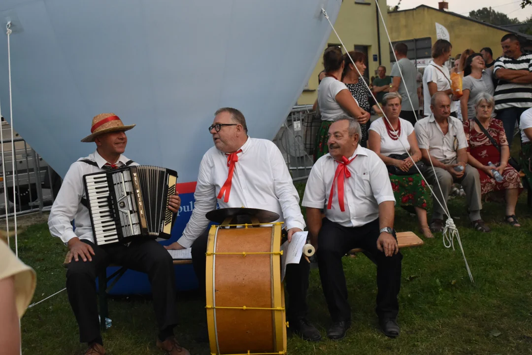 Występy lokalnych zespołów, gwiazda wieczoru "BOYS" oraz świętujący mieszkańcy powiatu