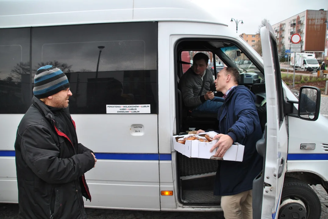 Radny Michał Kramek rozdawał dziś w Poniatowej pączki