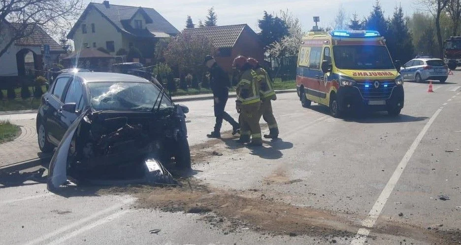 Powiat radzyński: Trzy osoby w szpitalu po zderzeniu samochodów - Zdjęcie główne
