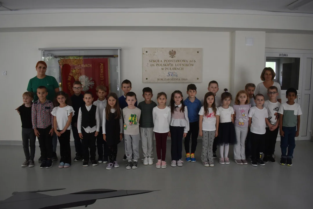 Klasa 1B, wychowawca Agnieszka Gawron oraz nauczyciel współorganizujący Joanna Sikora