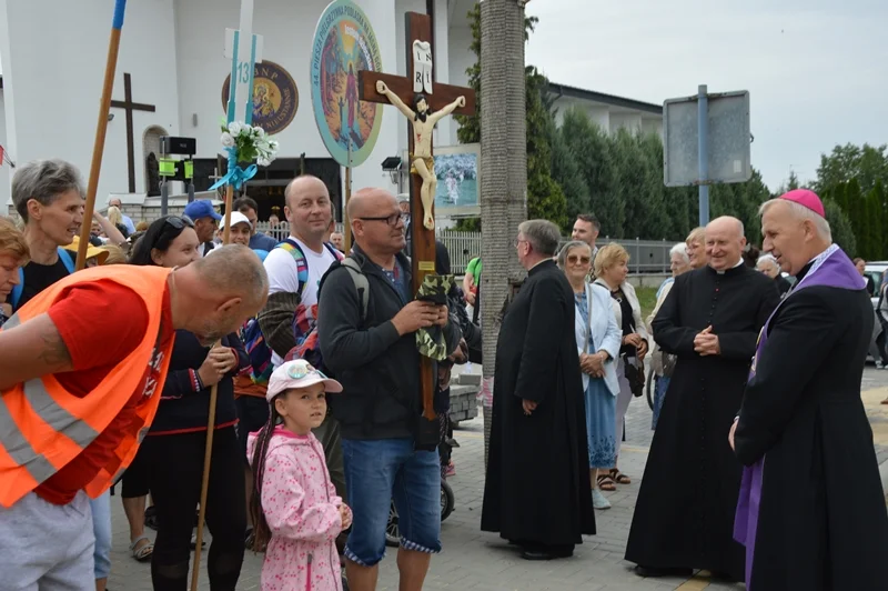 Do kolumny 44.  Pieszej Pielgrzymce Podlaskiej na Jasną Górę dołączyła dzisiaj rano grupa 13 z dekanatu radzyńskiego i komarowskiego - Zdjęcie główne