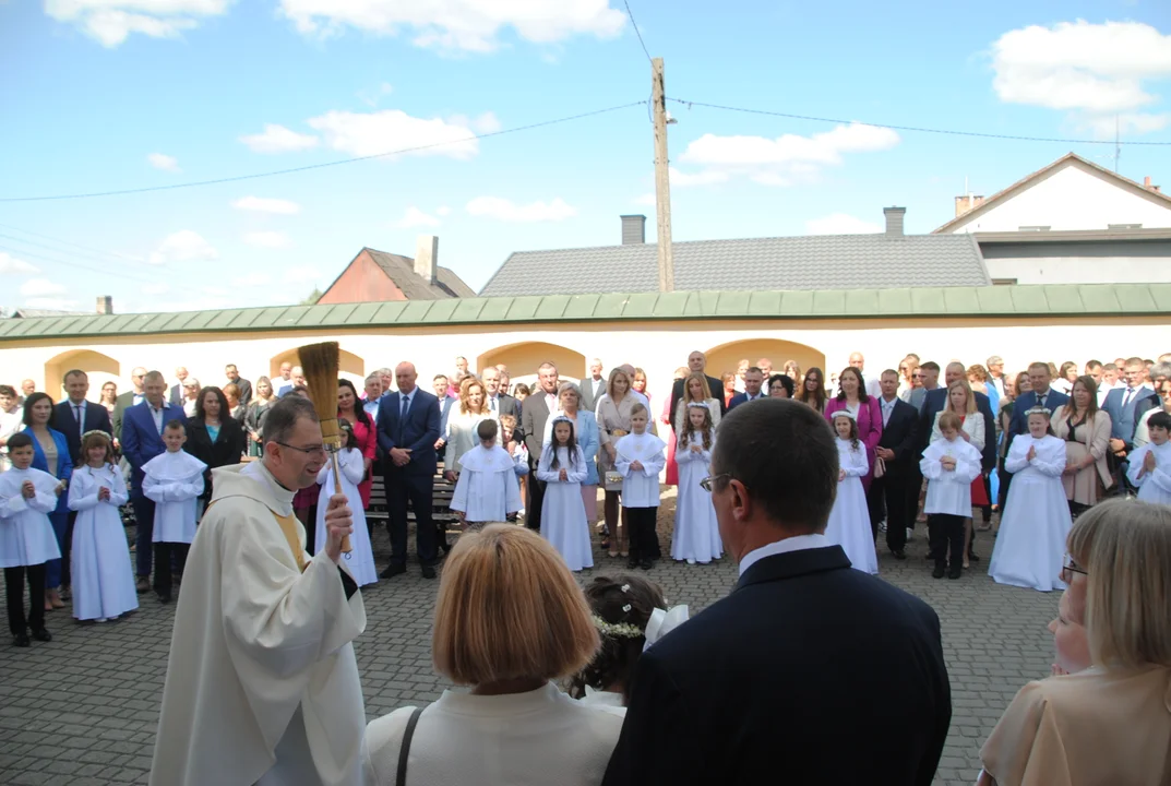 Uczniowie z klas III A i III C z SP nr 2 w Opolu Lubelskim przystąpili do I Komunii Świętej 3 czerwca o godz. 10