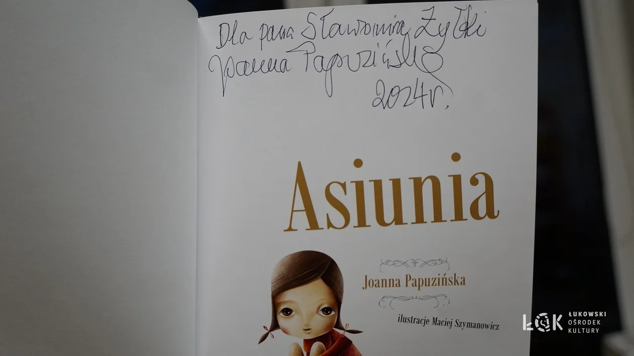 Dawid Grudzień z ŁOK na spotkaniu autorskim z Joanną Papuzińską - Zdjęcie główne