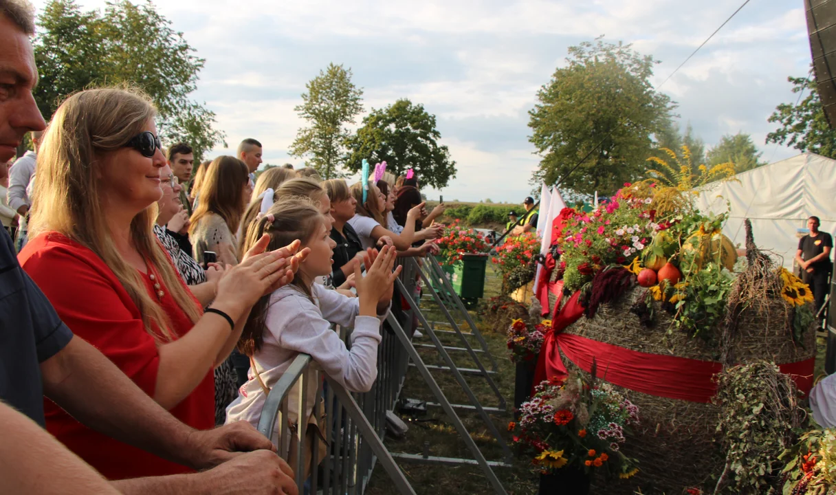 Występy i konkursy na dożynkach w Uścimowie