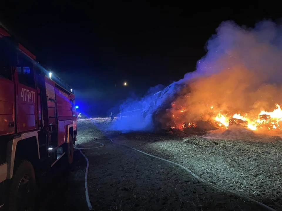 Ogromny pożar w gminie Serokomla. Paliło się aż 160 bel słomy - Zdjęcie główne