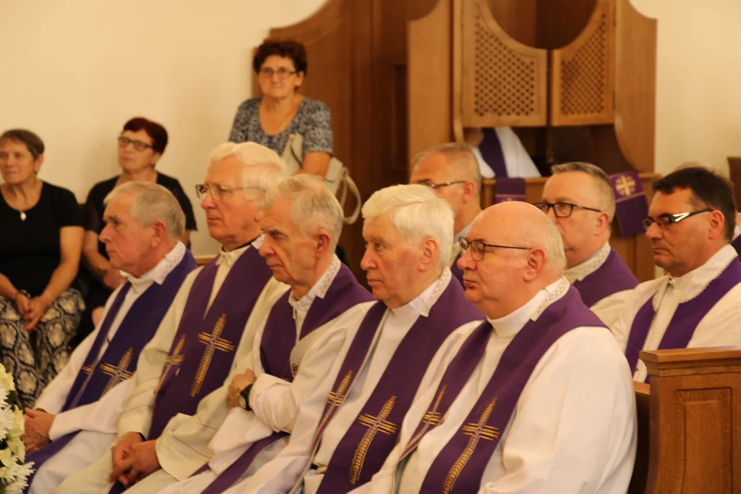 Pogrzeb Ks. Zbigniew Hackiewicz. Proboszcza parafii w Jedlance pożegnała setka duchownych