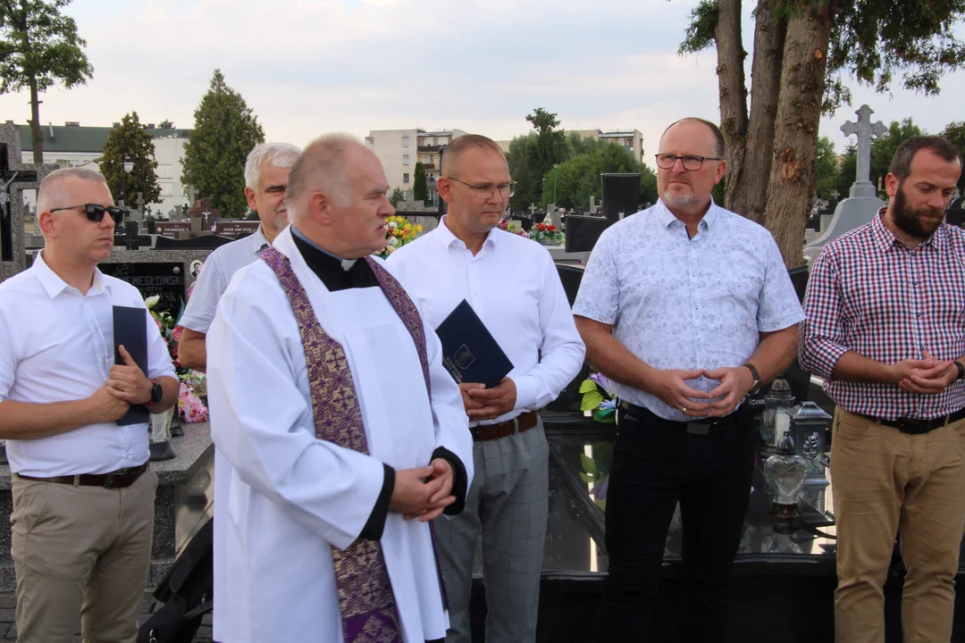 Nagrobek byłego burmistrza Łukowa Andrzeja Śledzia oficjalnie odsłonięty