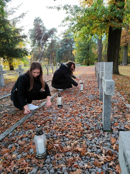 Uczniowie "Rolnika" zadbali o nagrobki na łukowskich cmentarzach