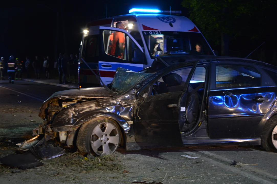 Przytyki: Opel uderzył w przepust. Są poszkodowani (ZDJĘCIA) - Zdjęcie główne