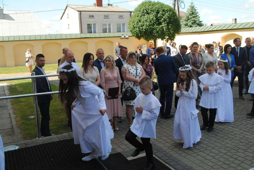 Uczniowie z klas III A i III C z SP nr 2 w Opolu Lubelskim przystąpili do I Komunii Świętej 3 czerwca o godz. 10