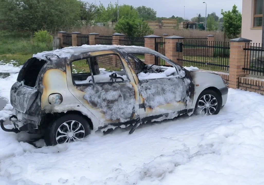 Lublin: Policjant uratował pijanego, śpiącego 40-latka z zadymionego samochodu. Chwilę później auto stanęło w płomieniach