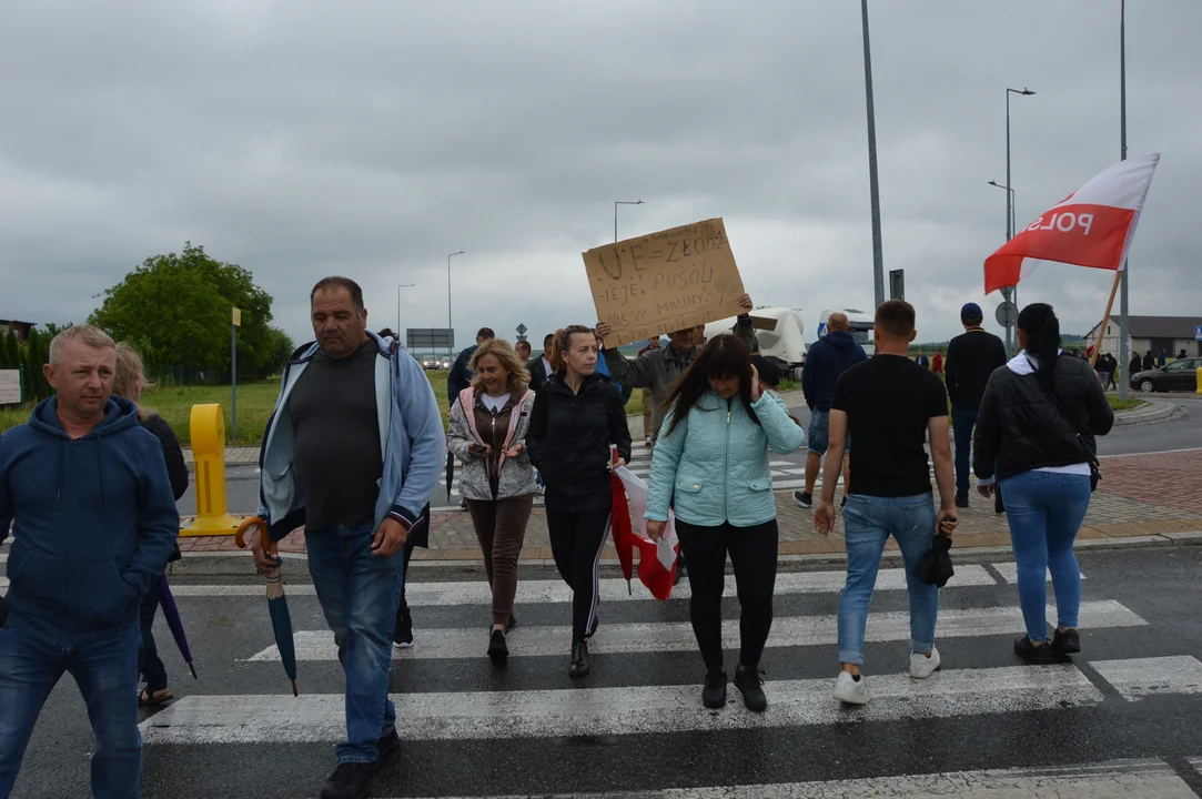 Protest producentów malin w Opolu Lubelskim. Dzień drugi