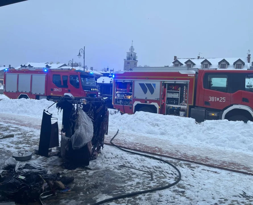 Pożar na placu targowym w Zamościu (foto) - Zdjęcie główne