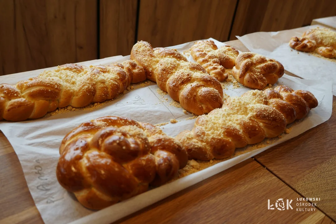 Wakacje z ŁOK. Dzieci piekły własne bułki, chałki oraz pizzę